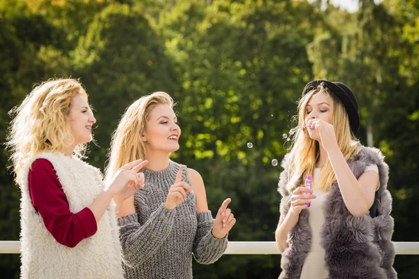 Διακοπές Χαρά Φιλία Έννοια Γυναίκες Φίλες Διασκεδάζουν Πίνοντας Σαπουνόφουσκες — Φωτογραφία Αρχείου