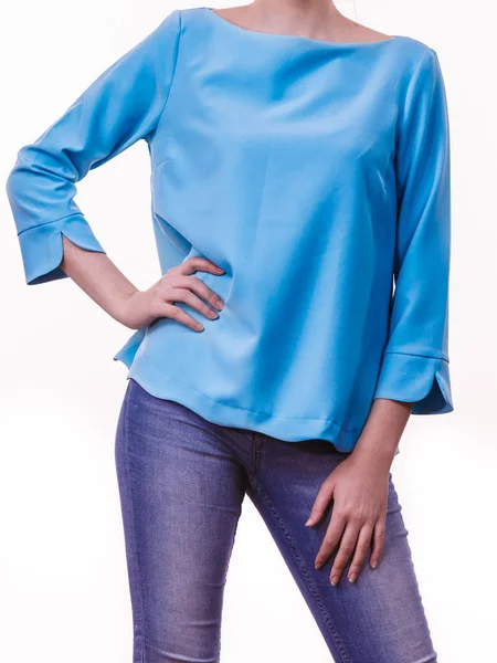 Nierozpoznawalna Kobieta Prezentująca Swój Nieformalny Piękny Strój Niebieską Bluzkę Długim — Zdjęcie stockowe