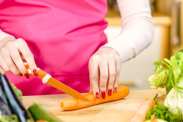 Kobieta Kroi Przygotowuje Warzywa Pyszne Słodkie Marchewki Pomocą Kuchennego Noża — Zdjęcie stockowe