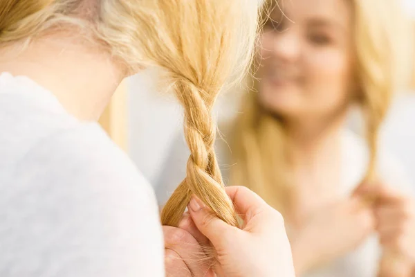 Jovem Mulher Loira Bonita Criando Seu Penteado Fazendo Trança Linda — Fotografia de Stock