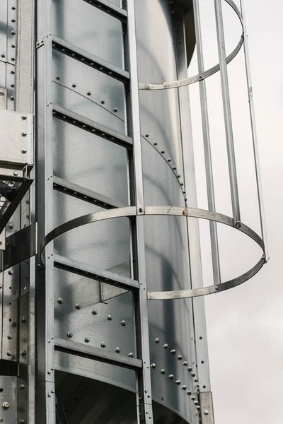 Industriële Metalen Ladder Met Ronde Bescherming Leuning Veiligheidsvoorschriften Landbouwindustrie Details — Stockfoto