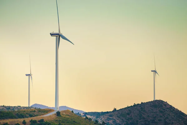 Větrné Mlýny Řeckých Kopcích Větrná Farma Zdroj Obnovitelné Zelené Energie — Stock fotografie