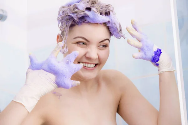 Donna Che Applica Shampoo Colorante Sui Capelli Donna Con Prodotto — Foto Stock