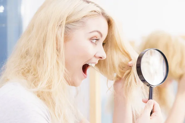 Mujer Feliz Magnificando Sus Puntas Pelo Mirando Través Lupa Siendo —  Fotos de Stock