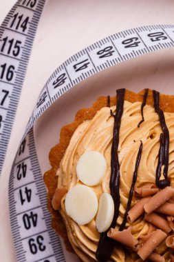 İştah ve oburluk kavramı. Besi sorun. Tablo kasette ölçme ile pasta cupcake