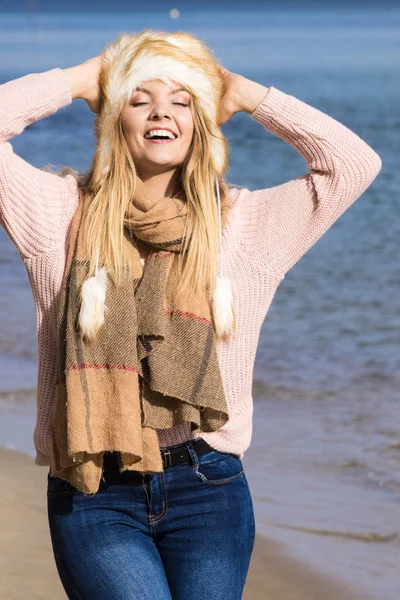 Tiener Vrouwtje Brengt Tijd Door Het Strand Tijdens Het Herfstweer — Stockfoto