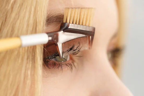 Blisko Kobiety Robi Makijaż Przygotowuje Rzęsy Pomocą Szczotki Narzędzia Szczotkowanie — Zdjęcie stockowe