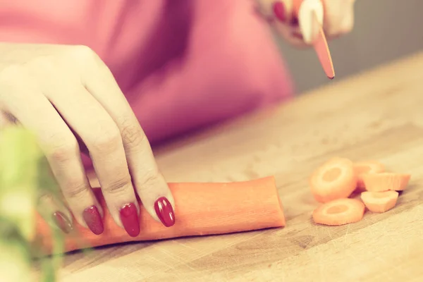 Женщина Режет Готовит Овощи Вкусная Сладкая Морковь Помощью Кухонного Ножа — стоковое фото