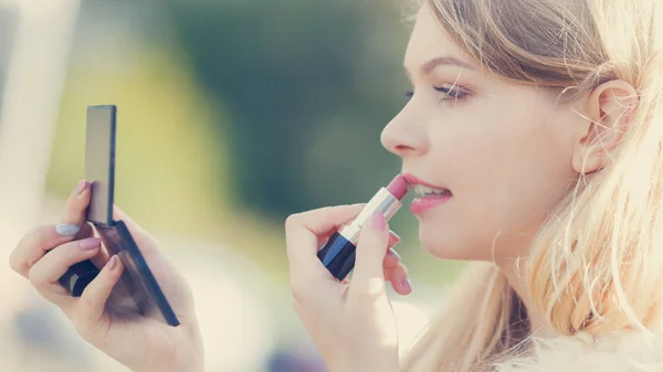 Mulher Bonita Fazendo Compõem Aplicação Batom Vermelho Seus Lábios Enquanto — Fotografia de Stock
