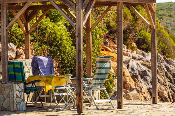 Idyllischer Erholungsort Griechischen Strand Liegestühle Unterm Holzdach Mit Niemandem — Stockfoto