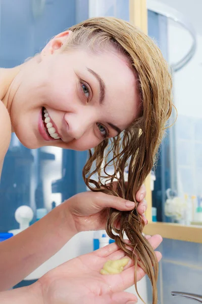 Ευτυχισμένη Γυναίκα Βρεγμένα Ξανθά Μαλλιά Θετική Γυναίκα Έτοιμη Πλύνει Μαλλιά — Φωτογραφία Αρχείου