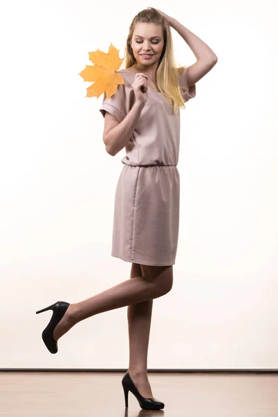 Outono Elegante Menina Loira Cabelo Longo Vestindo Vestido Bege Salto — Fotografia de Stock