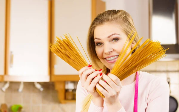 Feliz Mujer Alegre Sosteniendo Largos Macarrones Pasta Listos Para Cocinar —  Fotos de Stock