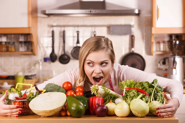 Jovencita Alegre Divertida Cocinera Que Tiene Muchas Verduras Saludables Mesa — Foto de Stock