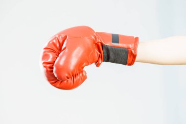 Tanınmayan sportif kadın kırmızı boks eldiven giymiş. Koyu arka plan üzerinde atış stüdyo.