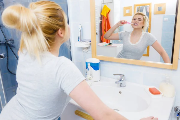 Mulher Escovando Dentes Limpeza Close Menina Loira Com Escova Dentes — Fotografia de Stock