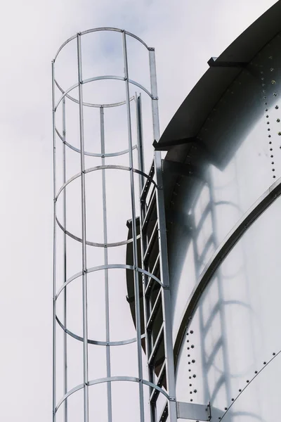 Escalera Metal Industrial Con Protección Redonda Barandilla Normas Seguridad Industria —  Fotos de Stock