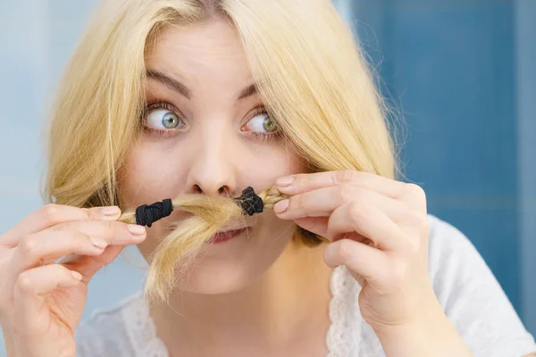 Frau Macht Schnurrbart Aus Geflochtenen Blonden Haaren Haarpflege Haarstyling Mit — Stockfoto