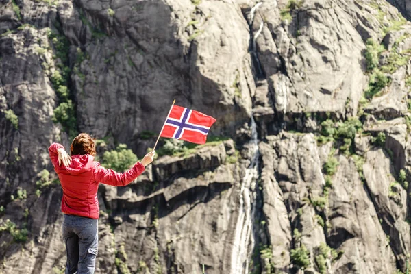 Mujer Turista Con Bandera Noruega Montañas Rocosas Piedra — Foto de Stock