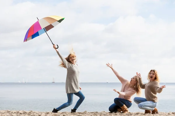 Tres Mujeres Llenas Alegría Saltando Con Paraguas Colorido Amigas Divirtiéndose — Foto de Stock