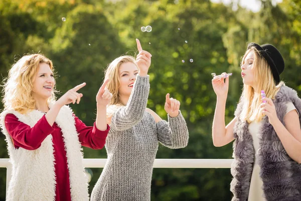 Vakantie Vreugde Vriendschap Concept Vrouwen Vrienden Hebben Plezier Blazen Zeepbellen — Stockfoto