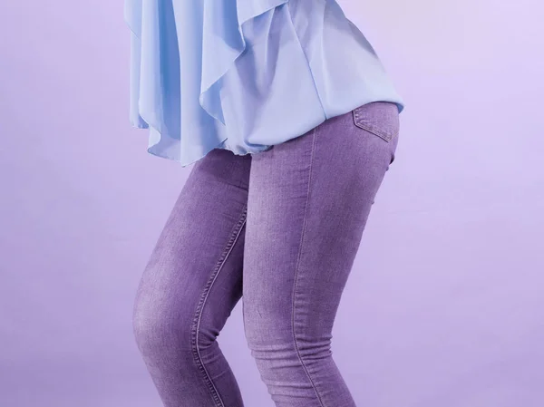 Mulher Vestindo Jeans Finos Apertados Camiseta Azul Mostrando Suas Grandes — Fotografia de Stock