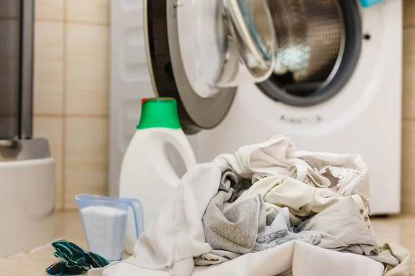Çamaşır Deterjanı Banyo Makinesinin Yanında Ölçü Kabı Işleri Çamaşır Yıkama — Stok fotoğraf