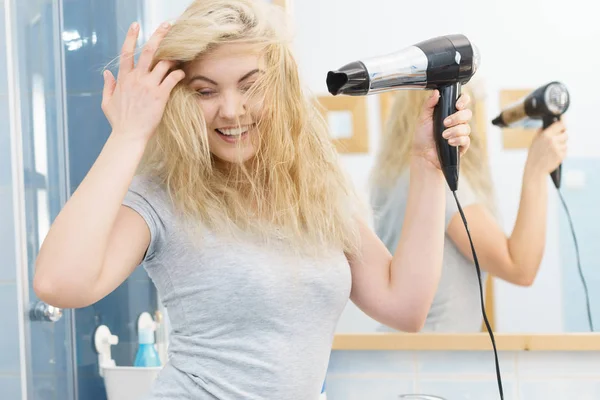 Mujer Positiva Usando Secador Pelo Cabello Rubio Cuidado Del Cabello — Foto de Stock