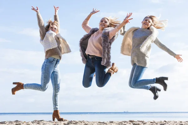 Tres Mujeres Llenas Alegría Saltando Con Cielo Fondo Amigas Divirtiéndose —  Fotos de Stock