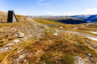 Norveç 'te Aurland ve Laerdal arasındaki dağ bölgesi. Uzakta kar zirveleri olan kayalık bir arazi. Ulusal turistik güzergah Aurlandsfellet.