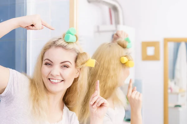 Blond Kvinna Använder Hårrullar För Att Skapa Vacker Frisyr Hennes — Stockfoto