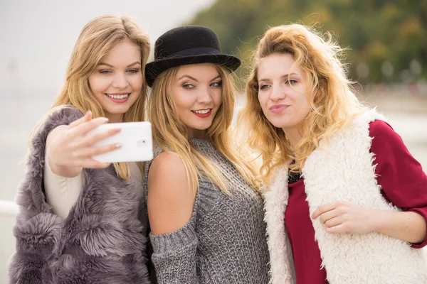 Tres Hembras Tomando Selfies Divirtiéndose Aire Libre Usando Teléfono Inteligente — Foto de Stock