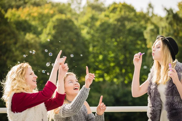 Vakantie Vreugde Vriendschap Concept Vrouwen Vrienden Hebben Plezier Blazen Zeepbellen — Stockfoto