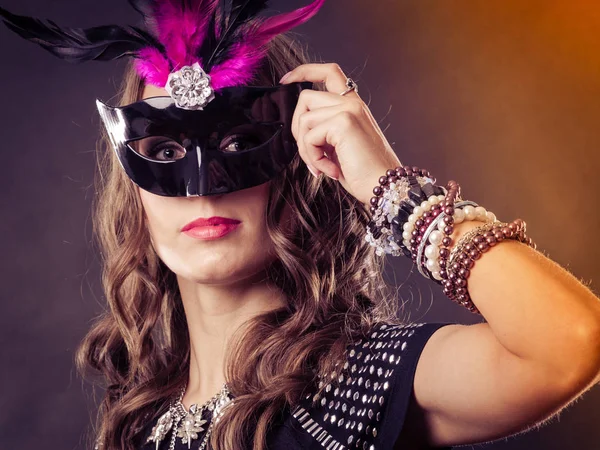 Feiertage Menschen Und Festkonzept Frau Mit Venezianischer Karnevalsmaske Auf Dunklem — Stockfoto
