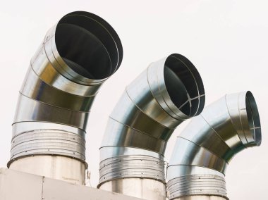 Metal boruyu, olukları, vantilatörü, araba egzozunu kapatın. Makine tarımsal ayrıntılar kavramı.