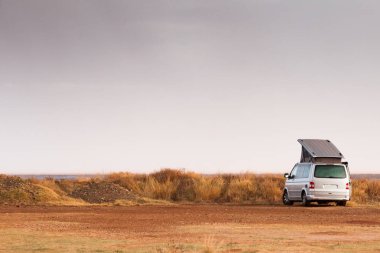 Turizm tatili ve seyahat. Yunanistan 'da yaz mevsiminde doğa üzerine kamp minibüsü.