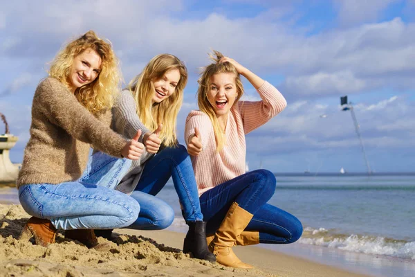 Três Mulheres Moda Vestindo Suéteres Durante Tempo Outonal Quente Gastando — Fotografia de Stock