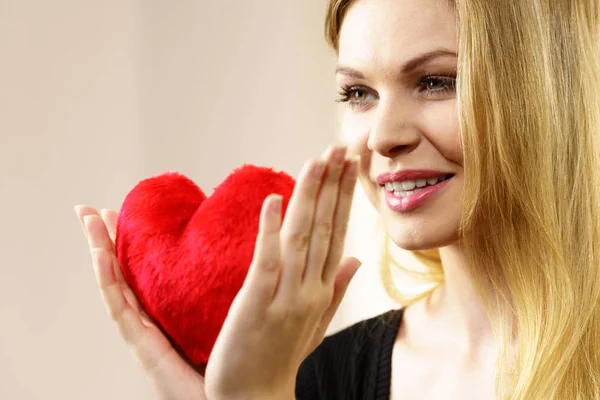 Mujer Romántica Sosteniendo Pequeña Almohada Esponjosa Forma Corazón Rojo Regalo —  Fotos de Stock