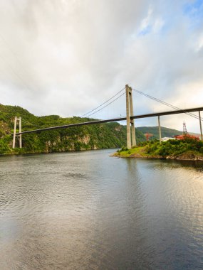 Asma köprü Norveç'te. Norveç altyapı.