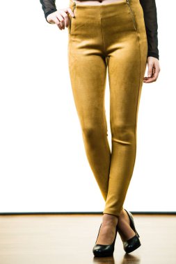 Sıkı tayt giyen tanınmaz halde kadın hardal sarı kahverengi iyi montaj skinny pantolon pantolon
