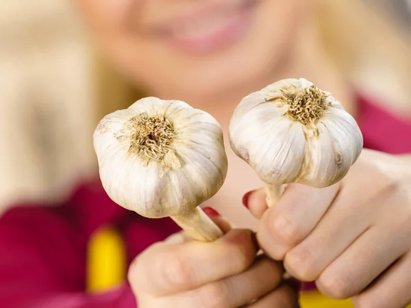 Woman Holding Healthy Herb Two Fresh Natural Garlic Healthy Eating — Stock Photo, Image