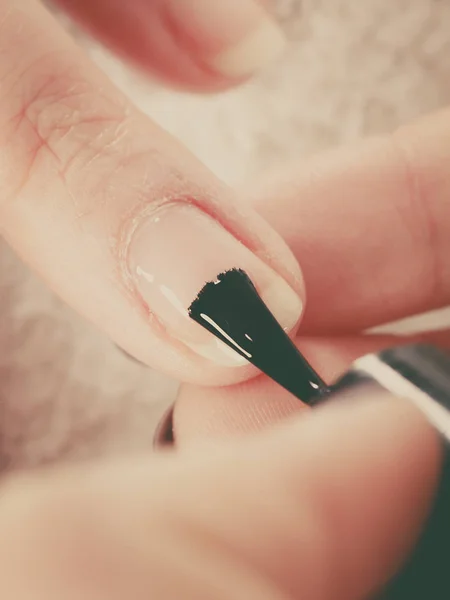 Close Van Schoonheidsspecialiste Het Schilderen Van Nagels Van Vrouwelijke Cliënt — Stockfoto