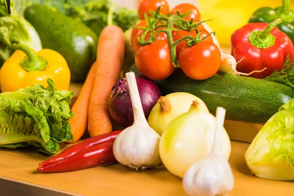 Mnoho Zdravé Barevné Zeleniny Kuchyňském Stole Diety Vegetariánská Místní Čerstvá — Stock fotografie