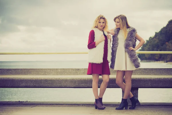 Deux Femmes Mode Portant Des Tenues Élégantes Pendant Temps Chaud — Photo