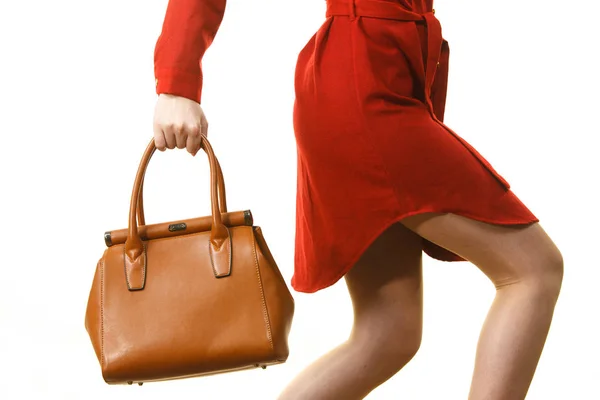 时尚漂亮的年轻女子穿着雅致的休闲红色短裙 手握皮包 展示时尚服装 — 图库照片