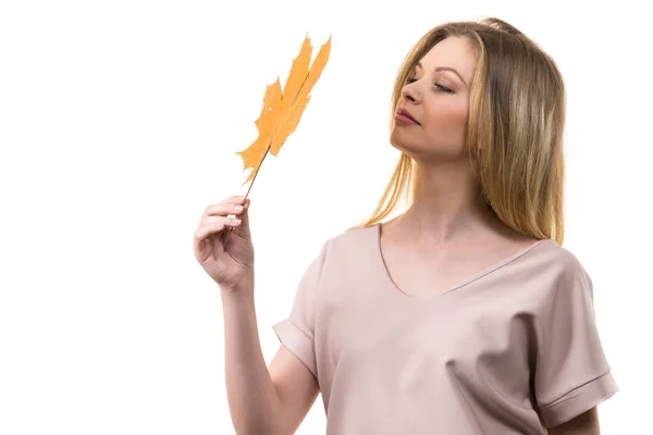Modische Herbst Lange Haare Blondes Mädchen Mit Herbstlich Trockenem Ahornblatt — Stockfoto