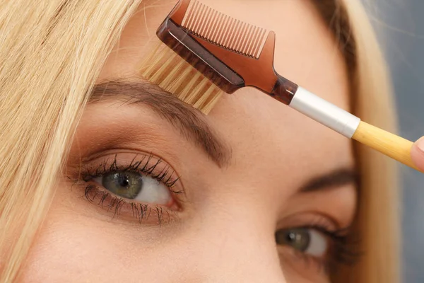 Gros Plan Femme Faisant Son Maquillage Préparant Les Sourcils Aide — Photo