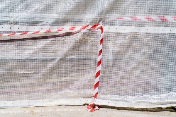 建設現場での危険警報テープ ライトファブリック上の赤と白のストリップ — ストック写真