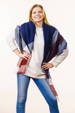 Yetişkin kadın moda sonbahar kıyafeti, beyaz kazak, kot ve uzun güzel sıcak renkli yumuşak eşarp.