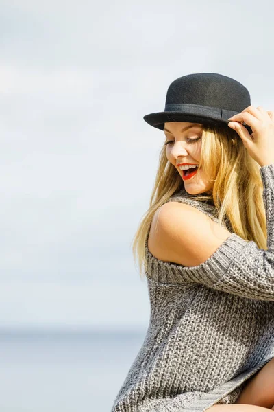 Krásná Mladá Blondýnka Fedora Klobouk Dlouho Teplý Svetr Pulovr Pózuje — Stock fotografie